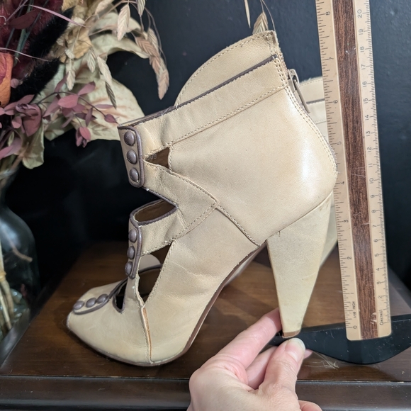 Beige High heel Seychelles peep toe bootie shoes - Picture 8 of 9